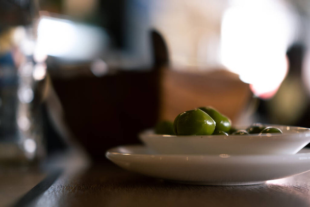 detail shot of olives on a wooden table in andalusia - Foto, Imagem