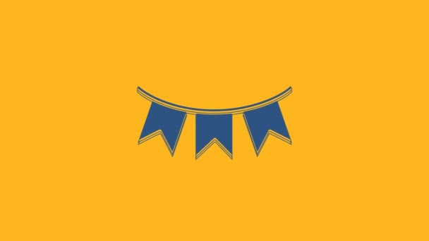 Guirnalda de carnaval azul con icono de banderas aisladas sobre fondo naranja. Banderines de fiesta para la celebración del cumpleaños, el festival y la decoración justa. Animación gráfica de vídeo 4K. - Metraje, vídeo