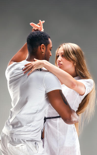 Νεαρό ζευγάρι χορεύει Καραϊβική Σάλσα - Φωτογραφία, εικόνα