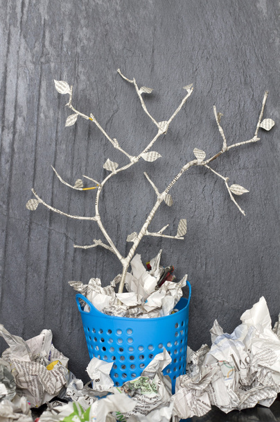 Papírový strom v odpadkového koše může unikátní abstraktní pojem - Fotografie, Obrázek