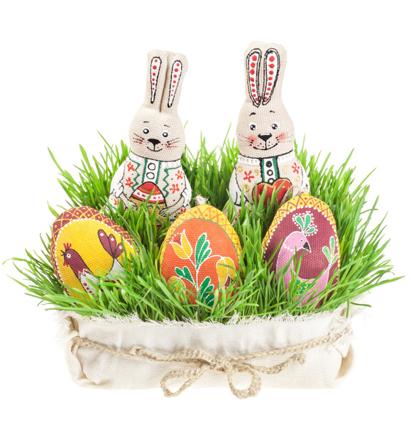 Пасхальные кролики и пасхальные яйца на зеленой траве
. - Фото, изображение