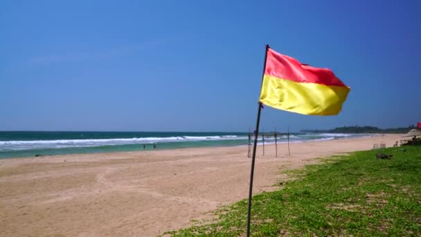 Red and yellow flag warning about swimming in Sri Lanka. - Materiaali, video