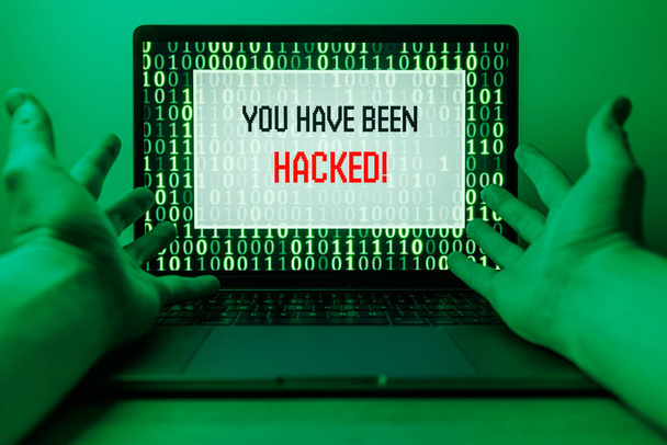 Un attacco hacker al computer. Testo di avviso su PC Sei stato hackerato. Foto di alta qualità - Foto, immagini