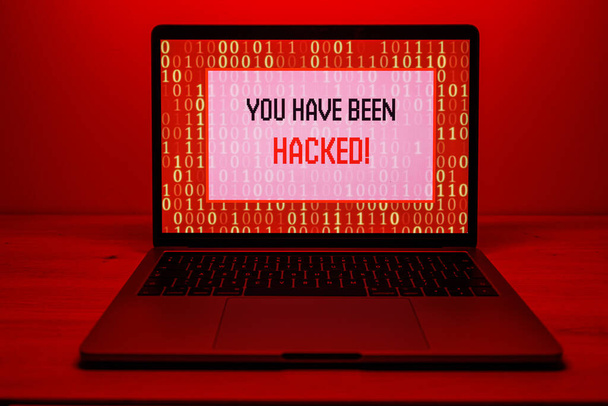 Atak hakerów na komputer. Alert text on PC Zostałeś zhakowany. Wysokiej jakości zdjęcie - Zdjęcie, obraz