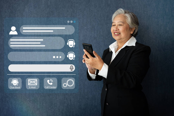Seniorinnen nutzen Kundenservice und unterstützen Live-Chat mit Chatbot, automatische Nachrichten, künstliche Intelligenz und CRM-Softwaretechnologie. AI Chatbot intelligente digitale Kundendienstanwendung - Foto, Bild
