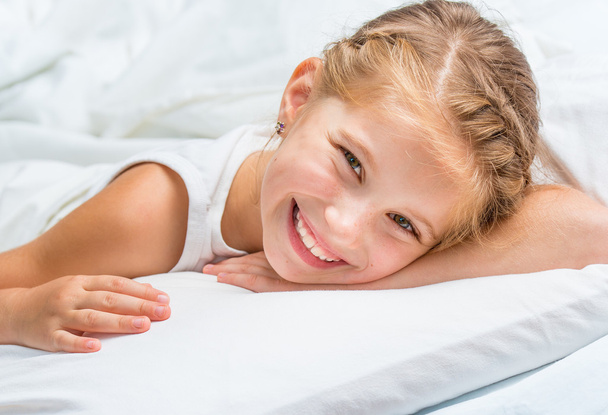 Little girl  in white bed - Fotó, kép