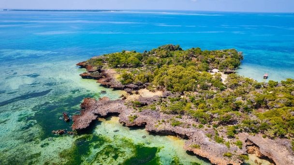 Embarque em um tradicional barco de dhow de madeira e descubra as maravilhas naturais do Safari Azul de Zanzibar, de recifes de coral a ilhas desertas. - Foto, Imagem