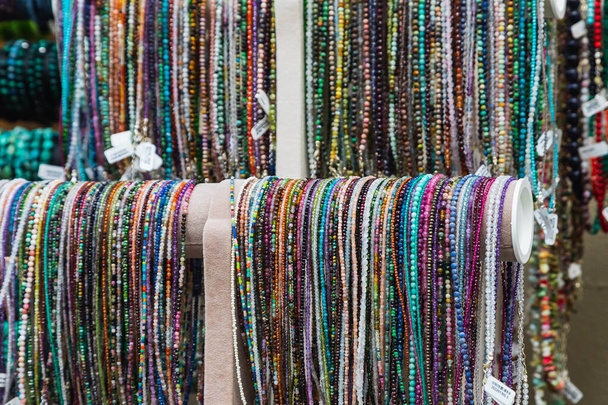 close-up van de kleurrijke glazen kralen Verscheidenheid van vormen. Turkse kralen armbanden  - Foto, afbeelding