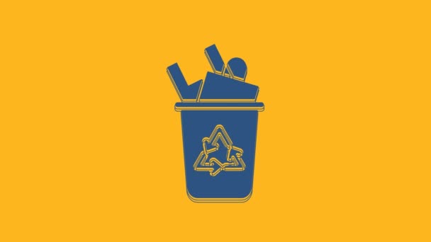 Papelera de reciclaje azul con icono de símbolo de reciclaje aislado sobre fondo naranja. Icono de bote de basura. Cartel de basura. Reciclar signo de cesta. Animación gráfica de vídeo 4K. - Metraje, vídeo