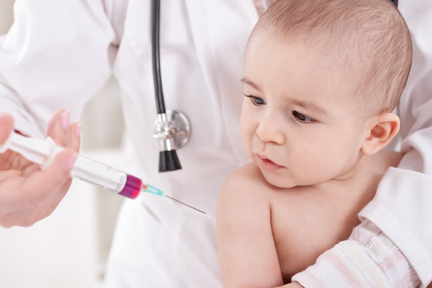 Doctor does injection child vaccination - Foto, Bild