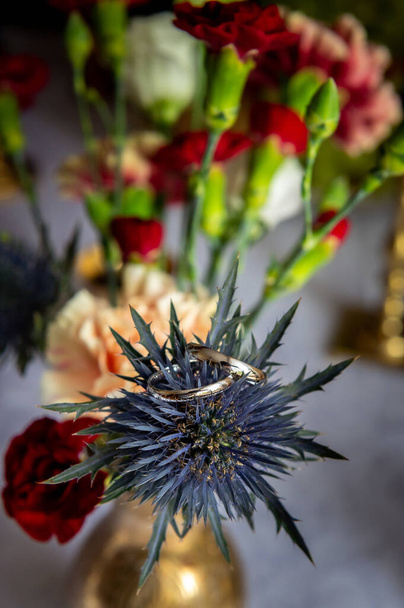 букети квітів бутоньєрки в маленькій золотій вазі
 - Фото, зображення