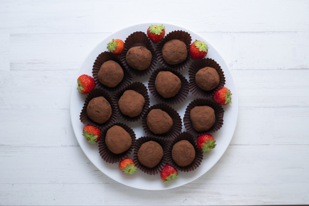 Hochwertige Schokoladentrüffel mit Erdbeeren. - Foto, Bild