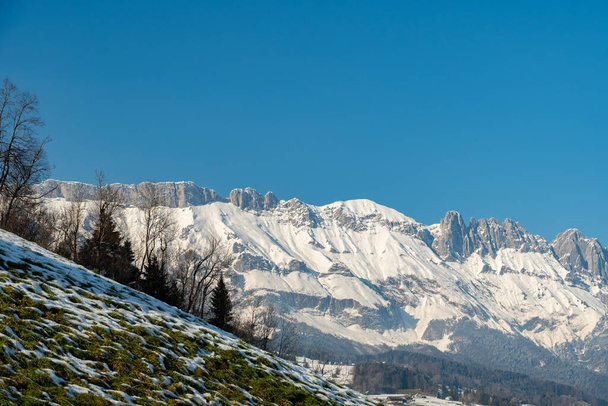 Grabs, Canton Saint Gallen, Switzerland, February 7, 2023 Amazing winter scenery with the snow covered mountains on a sunny day - Foto, Imagen