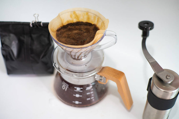 Kaffeezubehör mit Kaffeebohnen auf weißem Hintergrund Aroma-Getränk - Foto, Bild