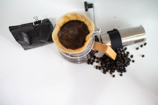 Kaffeezubehör mit Kaffeebohnen auf weißem Hintergrund Aroma-Getränk - Foto, Bild