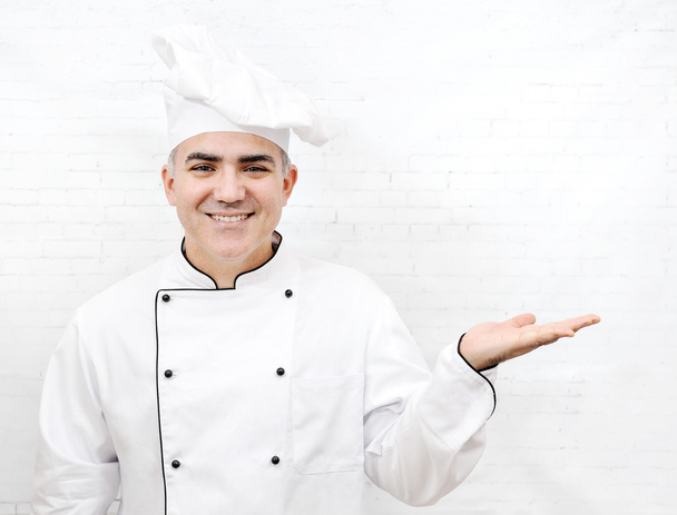 Chef souriant en uniforme blanc
 - Photo, image