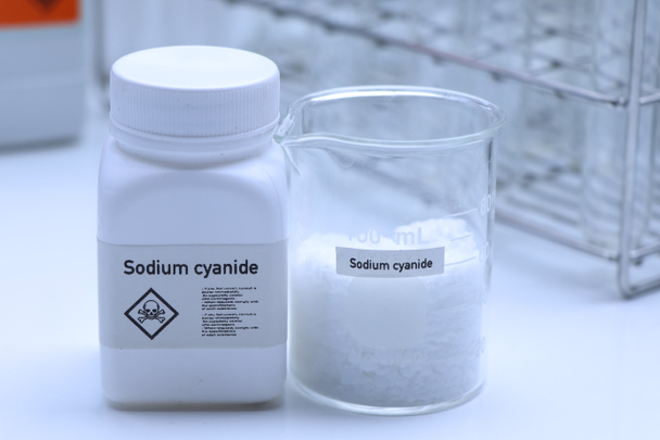 Cam içindeki sodyum siyanür, laboratuvarda ve endüstride kimyasal, üretim için tehlikeli kimyasal veya hammaddeler - Fotoğraf, Görsel