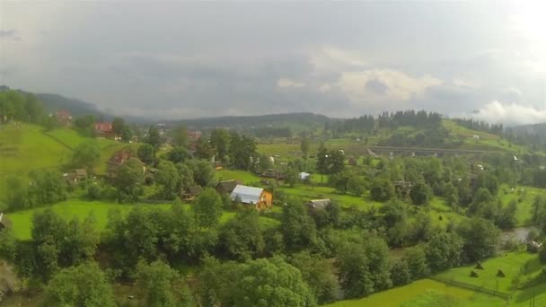 Paesaggio in piccole montagne con villaggio. Colpo aereo
 - Filmati, video