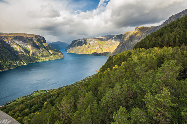 Aurlandsfjord cerca de Aurland, Sogn og Fjordane, Noruega
 - Foto, imagen