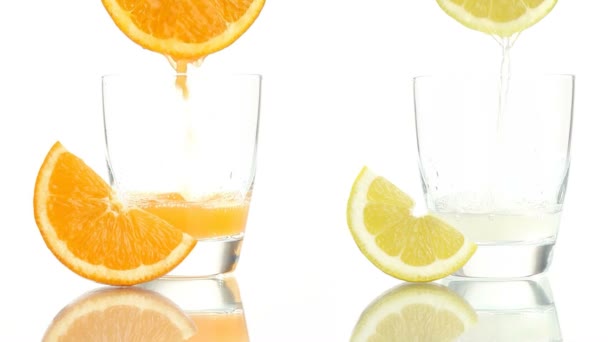 Λεμόνι χυμό πορτοκαλιού χύνεται στο ποτήρι - Πλάνα, βίντεο