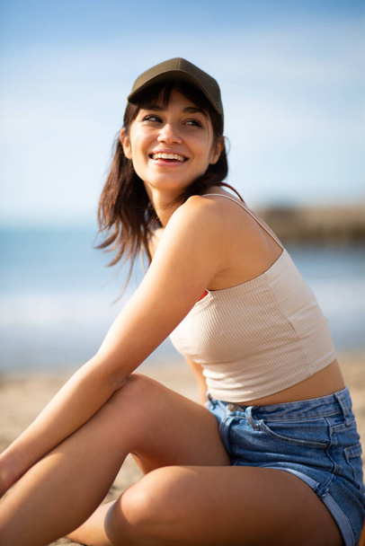 Tatil sırasında plajda dinlenen çekici genç bir kadının portresi. - Fotoğraf, Görsel