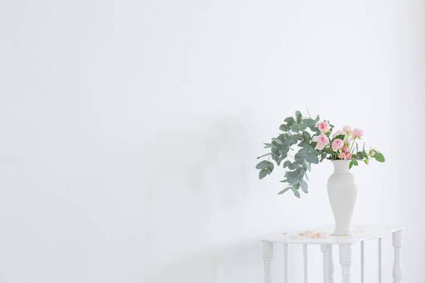 bouquet of pink roses in ceramic white vase  on white vintage wooden shelf - Fotoğraf, Görsel