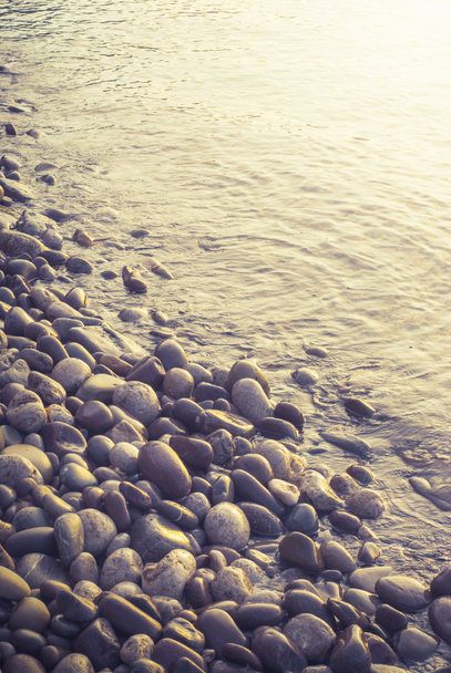 Costa de mar con piedras redondas
 - Foto, Imagen