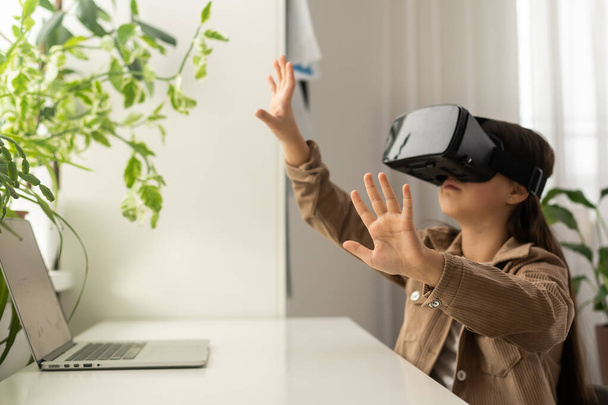 teenage schoolgirls using virtual reality headsets. - Foto, imagen