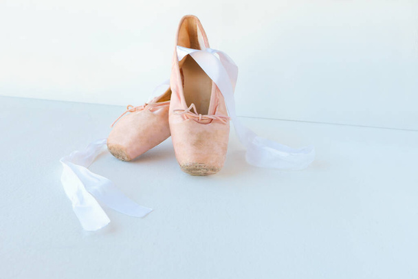 Vanha pari siististi järjestetty baletti kengät tummalla taustalla copyspace ja vanha pointe kengät - Valokuva, kuva