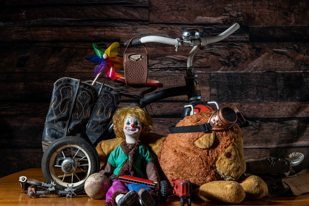 staré hračky v podkroví s vintage tříkolkou baseball a vycpaný lev - Fotografie, Obrázek