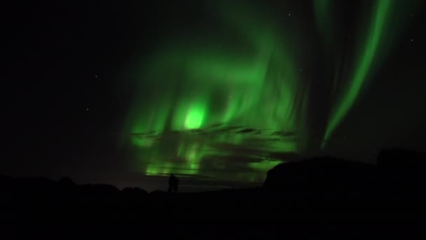 An embracing couple watches aurora borealis real-time video - Metraje, vídeo