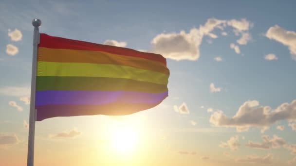 Bandera LGBT ondeando en el viento, el cielo y el sol de fondo. Bandera arco iris LGBT con colores de inclusión y progresión. - Imágenes, Vídeo