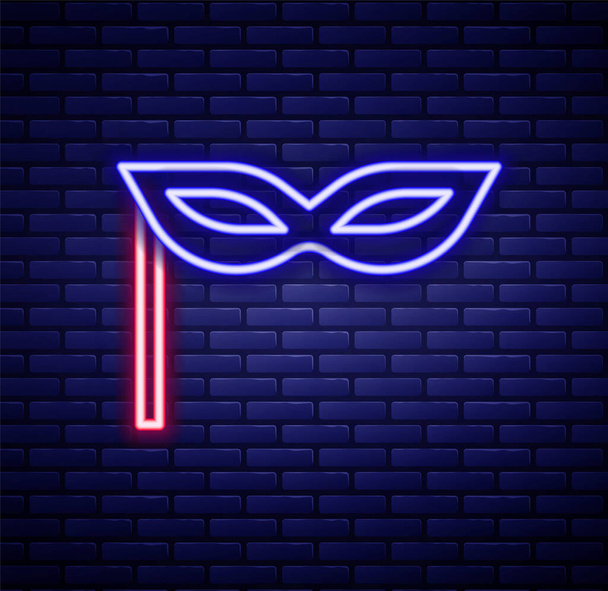 Zářící neonová linie Karneval maska ikona izolované na pozadí cihlové zdi. Maškarní maska. Barevný koncept. Vektor - Vektor, obrázek
