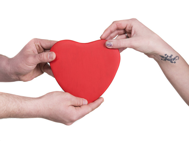 Büyük kırmızı kalp ile çift el closeup - Fotoğraf, Görsel