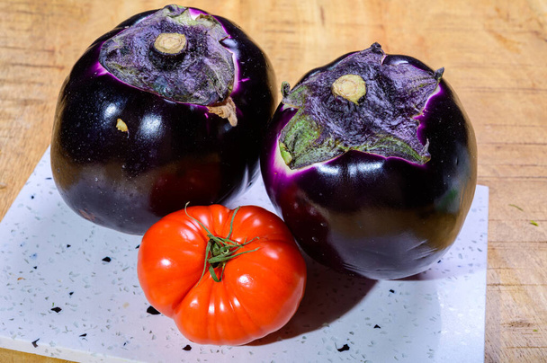 Φρέσκα ώριμα μοβ λαχανικά της Violetta από τη Φλωρεντία έτοιμα για μαγείρεμα, υγιεινή ιταλική κουζίνα - Φωτογραφία, εικόνα