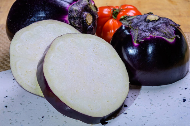 Fresco globo morado maduro berenjenas Violetta verduras de Florencia listo para cocinar, comida italiana saludable - Foto, Imagen