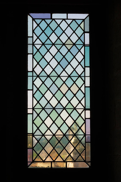 Antique πολύχρωμο μεσαιωνικό βιτρό πάνελ παράθυρο στην Αβινιόν, Γαλλία - Φωτογραφία, εικόνα