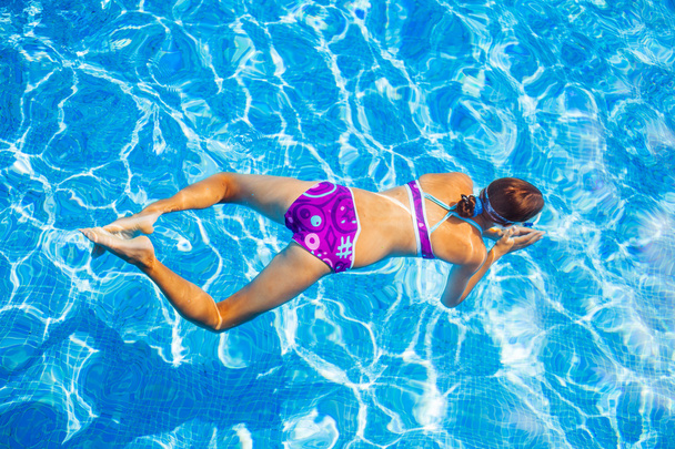 Girl in the pool - Fotoğraf, Görsel