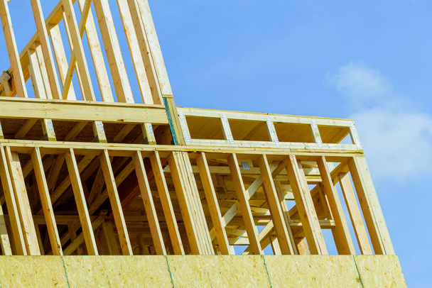 nuova costruzione residenziale casa incorniciatura contro un cielo blu copertura costruzione legno legno compensato legno - Foto, immagini