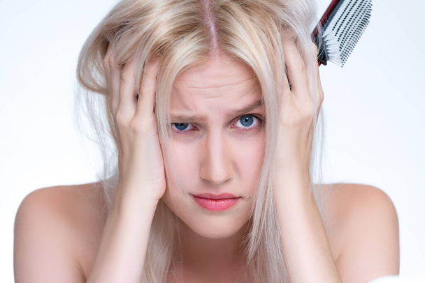 zbliżenie uroda świeże czyste skóra kobieta o suche włosy problem. Frustrowany wyraz twarzy koncepcja uszkodzenia wypadania włosów dla reklam szamponu w przestrzeni copyspace izolowane tło. - Zdjęcie, obraz