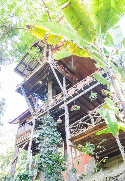 Casa de árbol de madera tropical en resort
 - Foto, Imagen