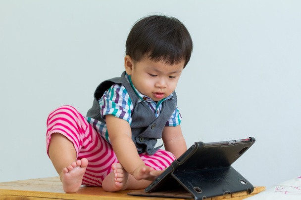 Retrato de criança na mesa em um tablet digital
 - Foto, Imagem