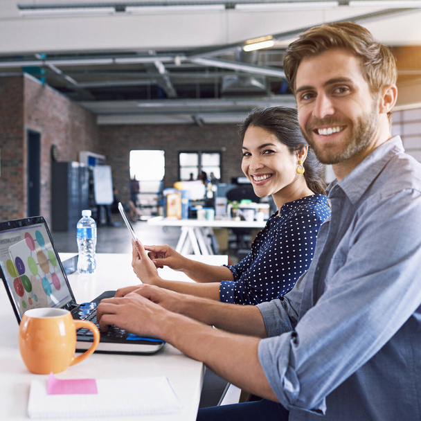 Uśmiech, biuro i portret mężczyzny i kobiety przy biurku z laptopem w agencji kreatywnej, pracującej razem nad projektem. Przywództwo, partnerstwo i zadowoleni pracownicy lub partnerzy biznesowi przy starcie projektu - Zdjęcie, obraz