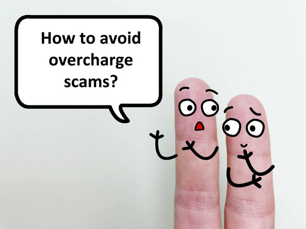 Two fingers are decorated as two person. One of them is asking how to avoid overcharge scams. - Foto, immagini