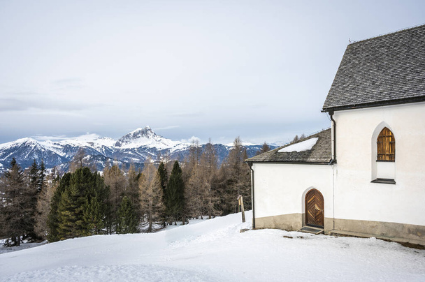 Alta Val Badia en invierno. El pueblo de La Val rodeado por los Dolomitas - Foto, Imagen