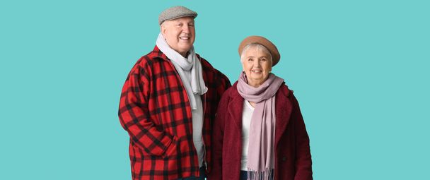 Glückliches Seniorenpaar auf blauem Hintergrund - Foto, Bild