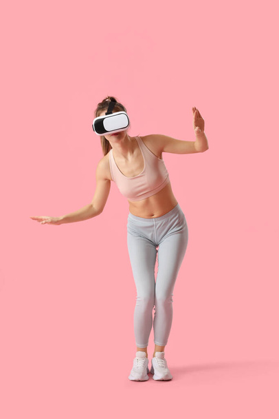 Mulher bonita em óculos VR em fundo rosa - Foto, Imagem