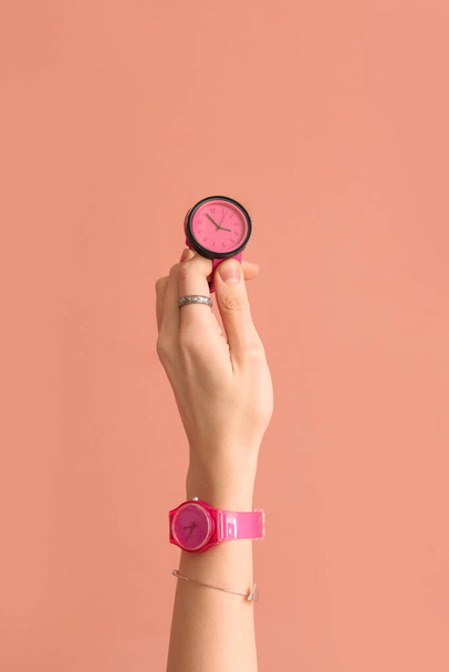 Mulher com relógios de pulso elegantes no fundo rosa - Foto, Imagem