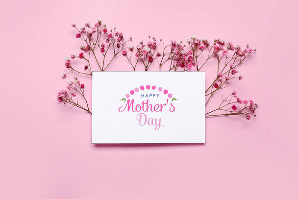 Karta s textem Šťastný Den matek a gypsophila květiny na růžovém pozadí - Fotografie, Obrázek