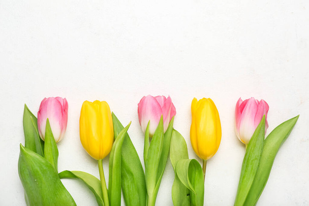 Красивые цветы тюльпана на светлом фоне, крупным планом. Праздник Дня матери - Фото, изображение